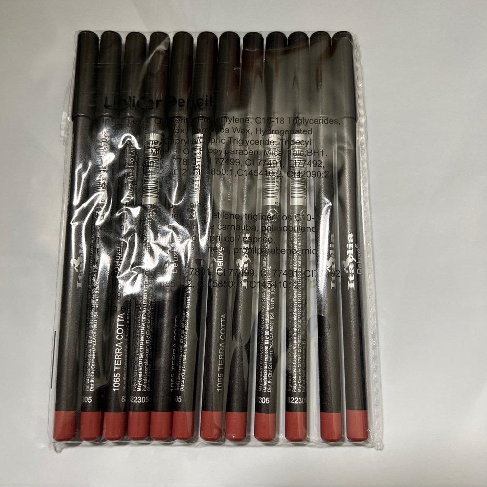 New 12PC Italia Deluxe Ultra Fine Lip Liner Set of NWT
12 TERRA COTTA